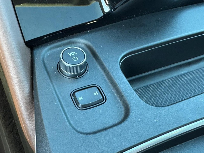 Acura MDX Vehicle Full-screen Gallery Image 24