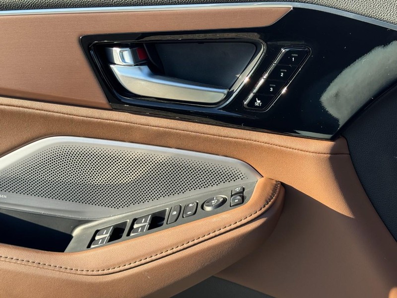 Acura MDX Vehicle Full-screen Gallery Image 25