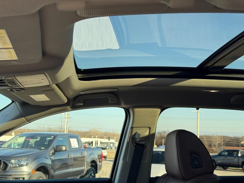 Acura MDX Vehicle Full-screen Gallery Image 26