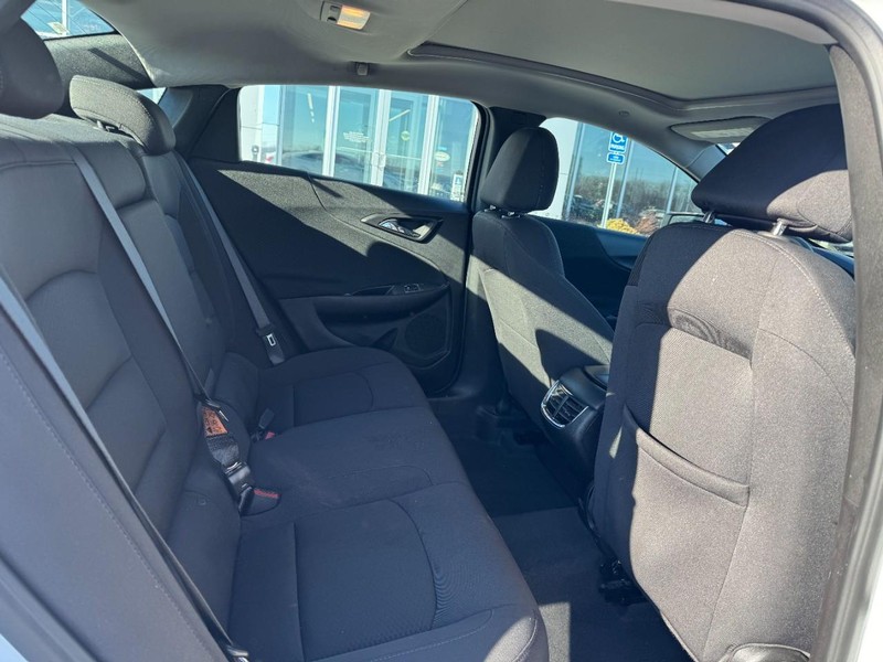 Chevrolet Malibu Vehicle Full-screen Gallery Image 10