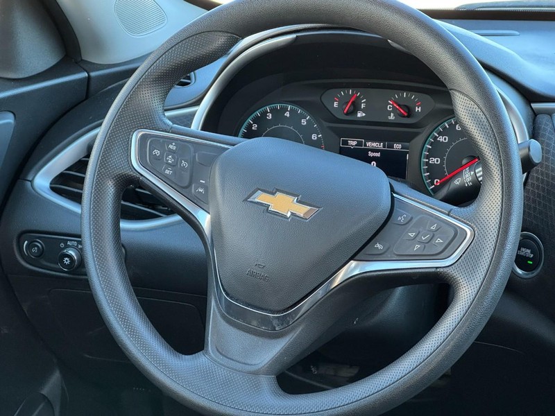Chevrolet Malibu Vehicle Full-screen Gallery Image 12