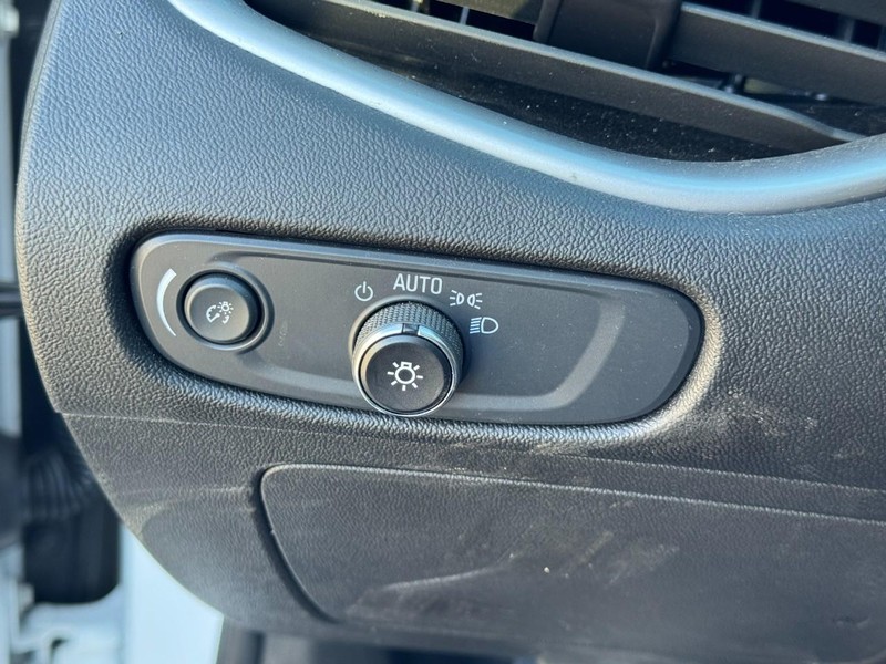 Chevrolet Malibu Vehicle Full-screen Gallery Image 16