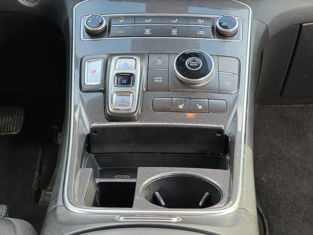 Hyundai Santa Fe Vehicle Full-screen Gallery Image 13