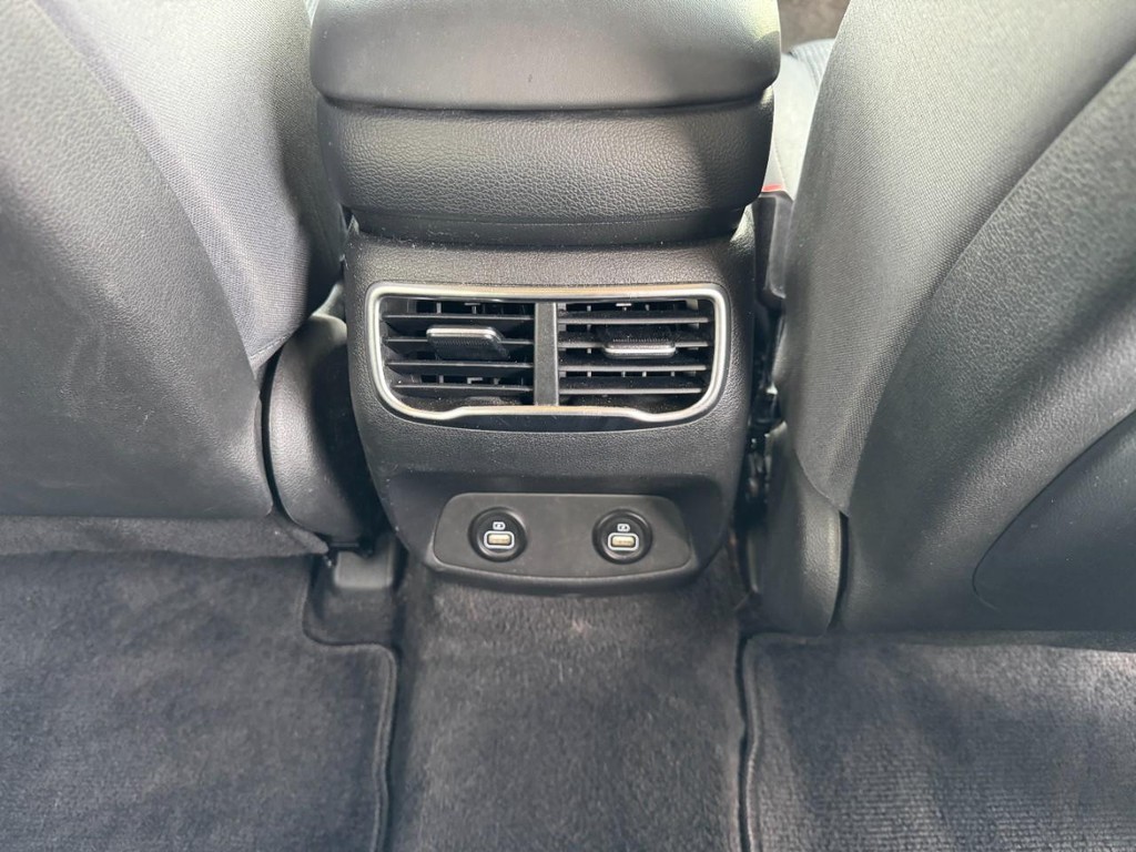 Hyundai Santa Fe Vehicle Full-screen Gallery Image 15