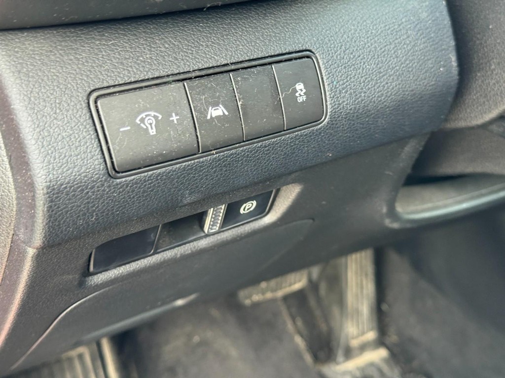 Hyundai Santa Fe Vehicle Full-screen Gallery Image 16