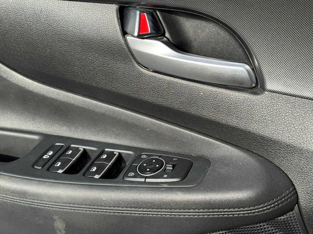 Hyundai Santa Fe Vehicle Full-screen Gallery Image 22