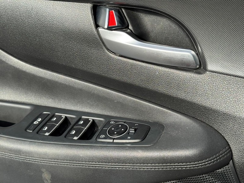 Hyundai Santa Fe Vehicle Full-screen Gallery Image 22