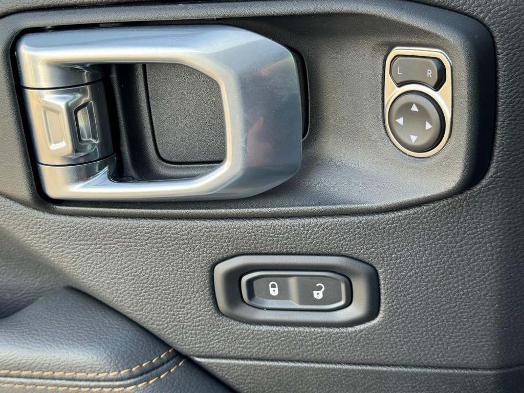 Jeep Wrangler 4xe Vehicle Full-screen Gallery Image 26