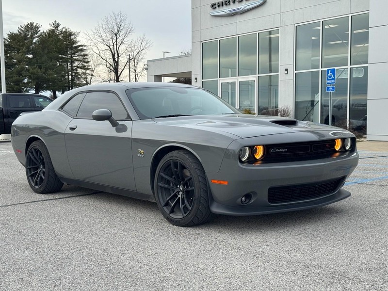 Dodge Challenger Vehicle Full-screen Gallery Image 02