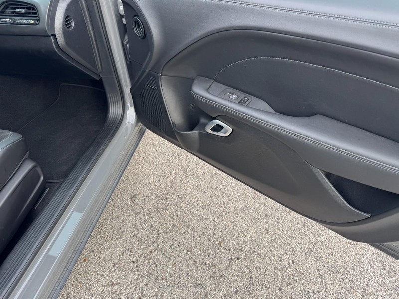 Dodge Challenger Vehicle Full-screen Gallery Image 11