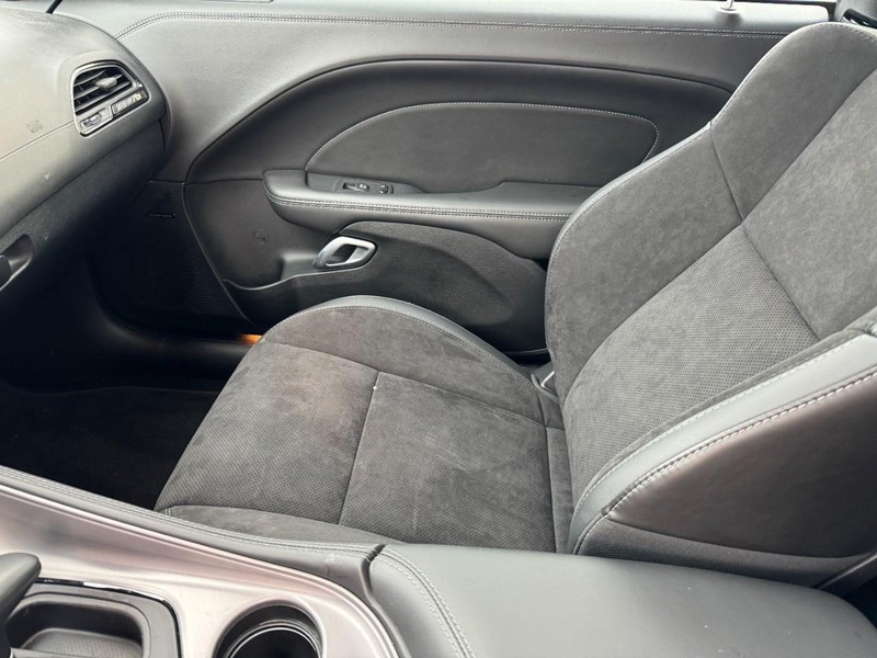 Dodge Challenger Vehicle Full-screen Gallery Image 16