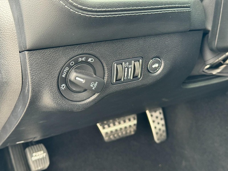 Dodge Challenger Vehicle Full-screen Gallery Image 17