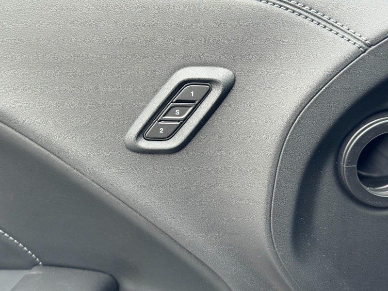 Dodge Challenger Vehicle Full-screen Gallery Image 23