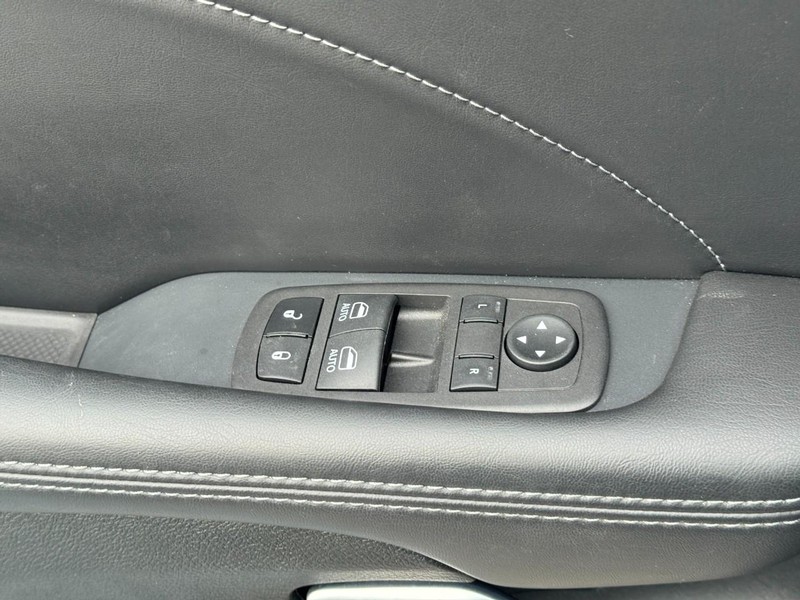 Dodge Challenger Vehicle Full-screen Gallery Image 24