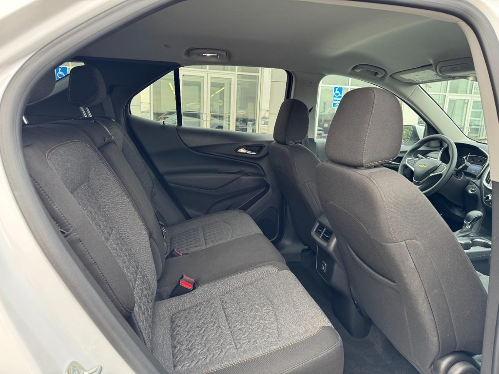 Chevrolet Equinox Vehicle Full-screen Gallery Image 10