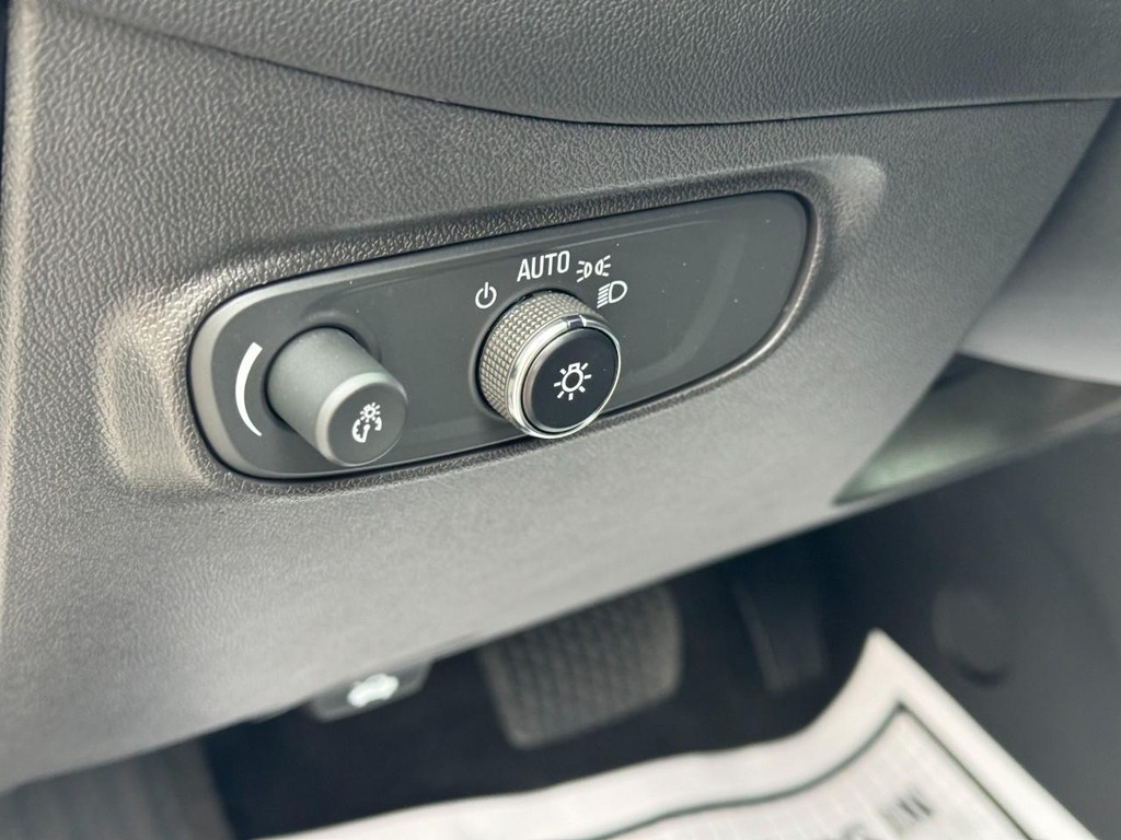 Chevrolet Equinox Vehicle Full-screen Gallery Image 16