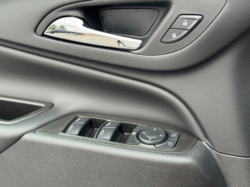 Chevrolet Equinox Vehicle Full-screen Gallery Image 23