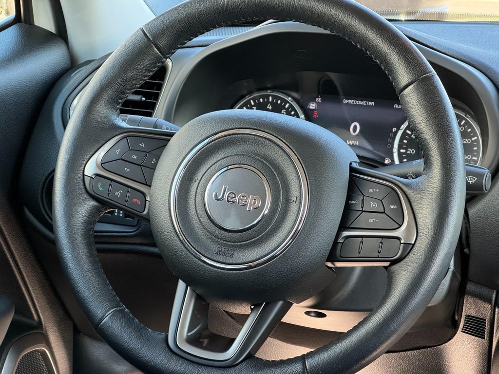 Jeep Renegade Vehicle Full-screen Gallery Image 12