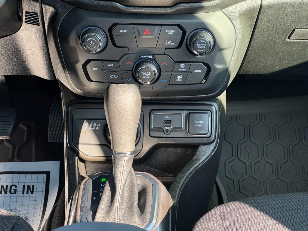 Jeep Renegade Vehicle Full-screen Gallery Image 14