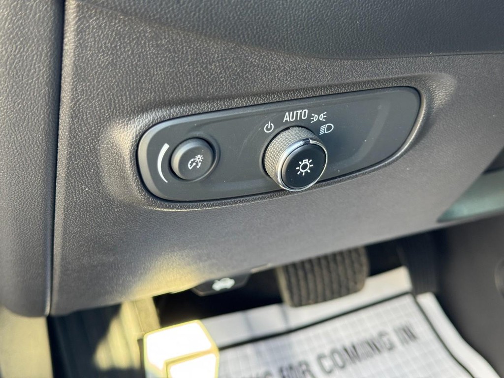 Chevrolet Equinox Vehicle Full-screen Gallery Image 17