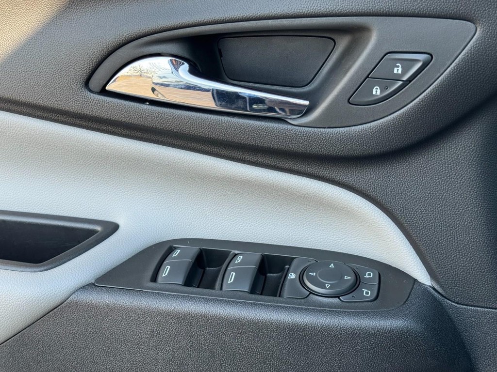 Chevrolet Equinox Vehicle Full-screen Gallery Image 23