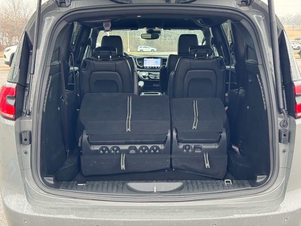 Chrysler Pacifica Vehicle Full-screen Gallery Image 04