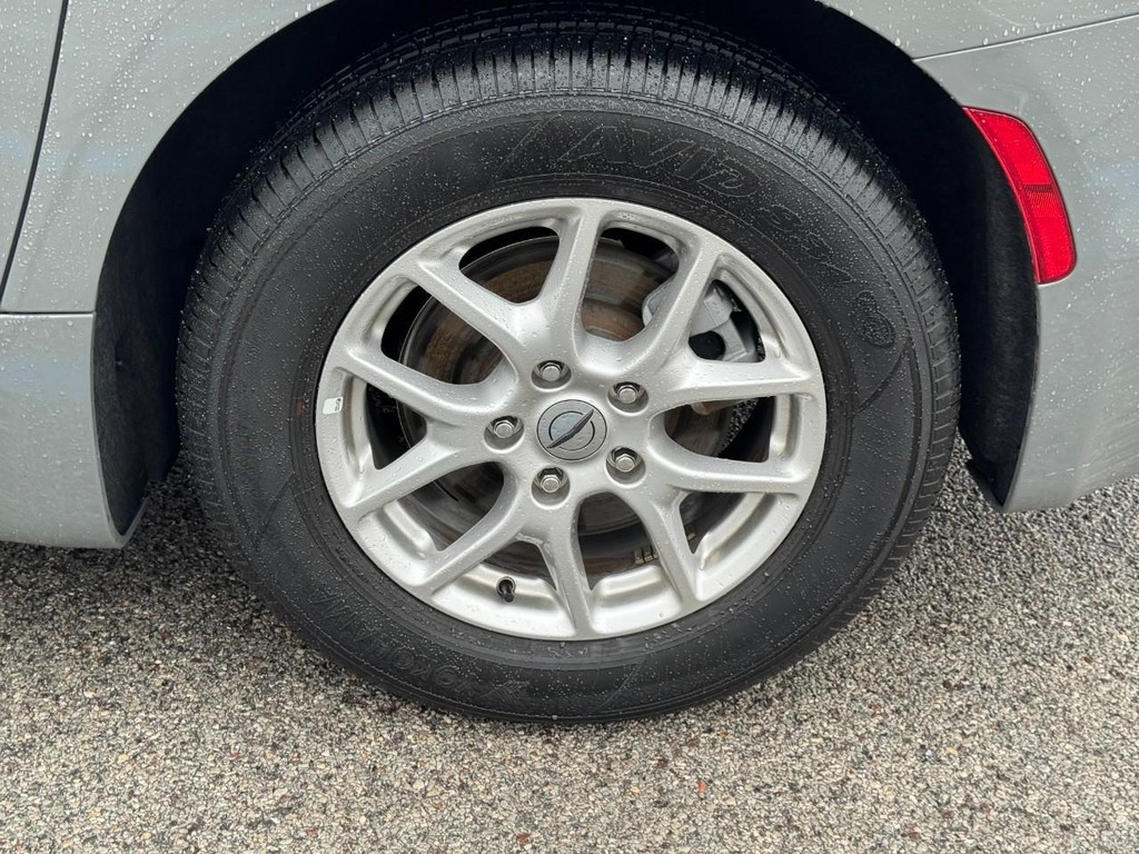 Chrysler Pacifica Vehicle Full-screen Gallery Image 07