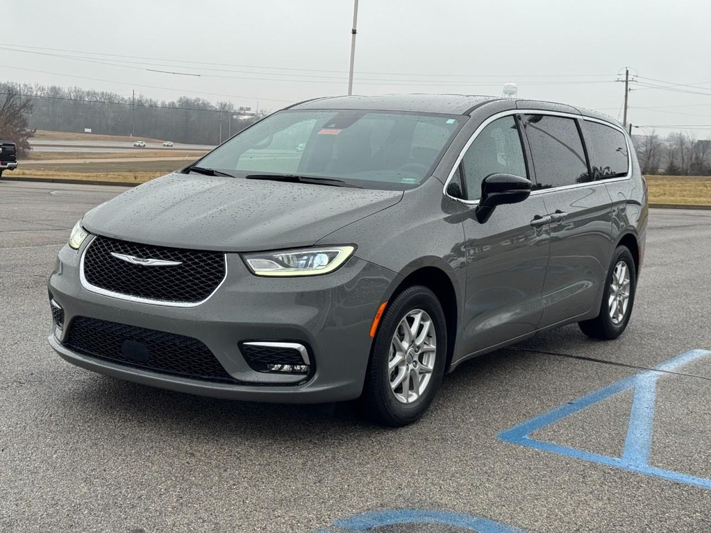 Chrysler Pacifica Vehicle Full-screen Gallery Image 08