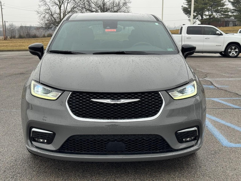 Chrysler Pacifica Vehicle Full-screen Gallery Image 09