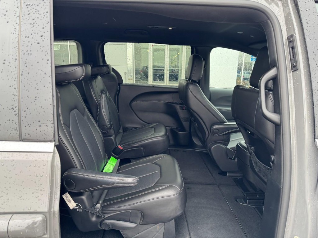 Chrysler Pacifica Vehicle Full-screen Gallery Image 10