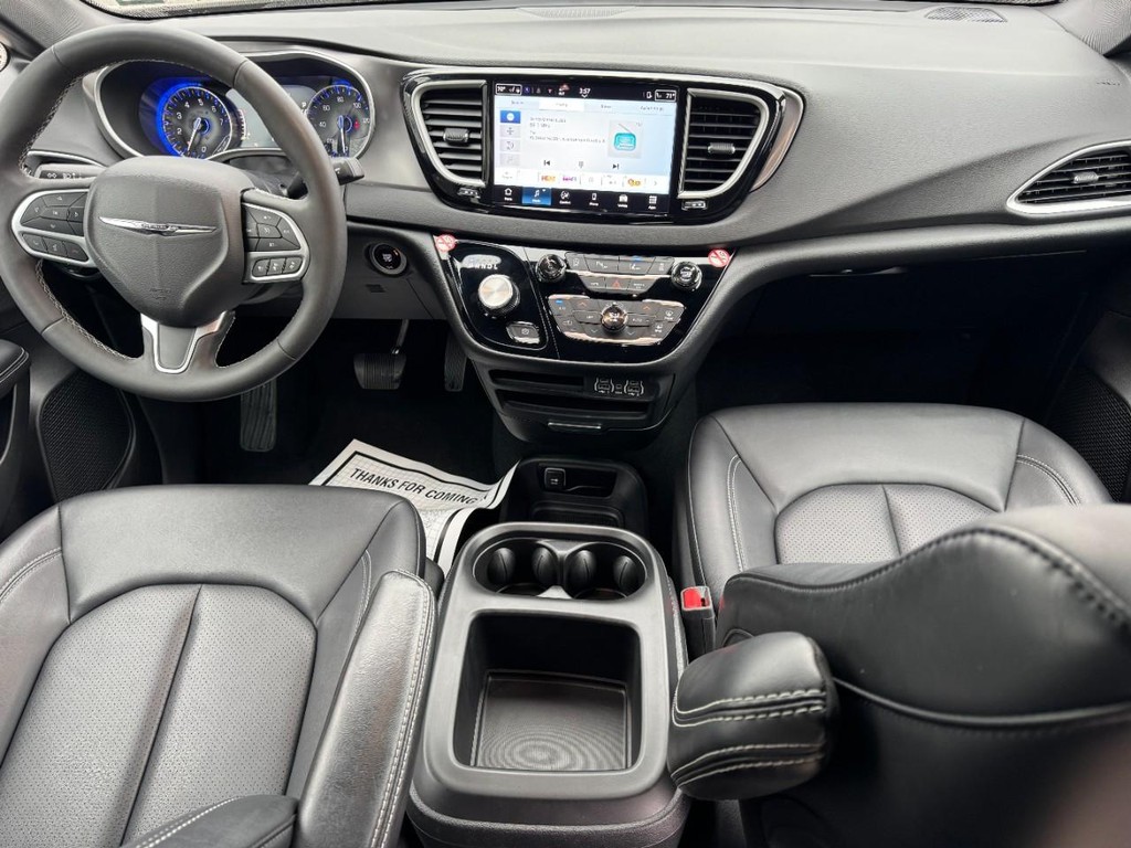 Chrysler Pacifica Vehicle Full-screen Gallery Image 11