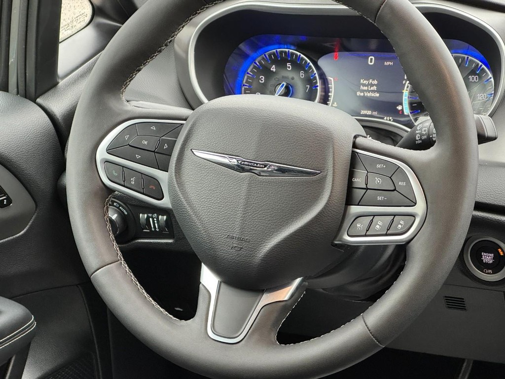 Chrysler Pacifica Vehicle Full-screen Gallery Image 12