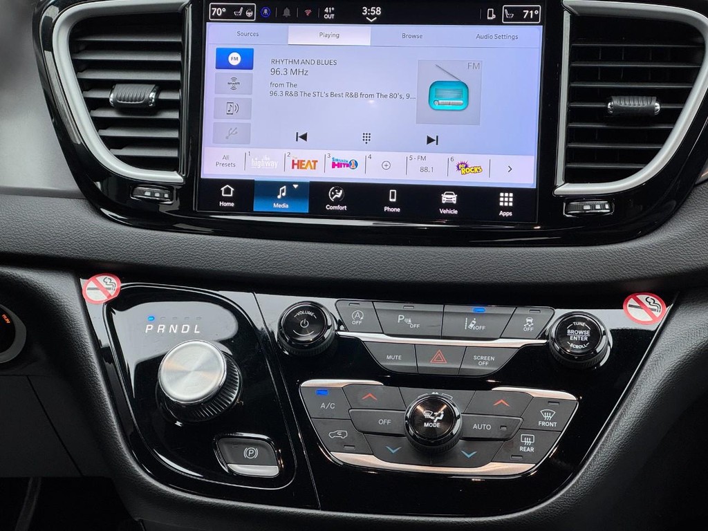 Chrysler Pacifica Vehicle Full-screen Gallery Image 13