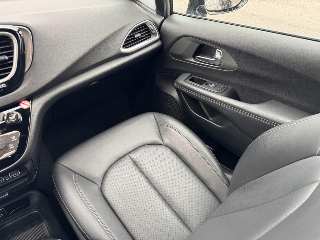 Chrysler Pacifica Vehicle Full-screen Gallery Image 14