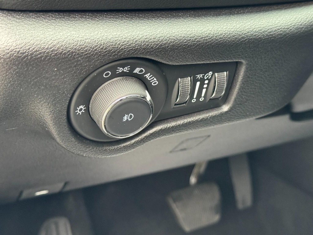 Chrysler Pacifica Vehicle Full-screen Gallery Image 15