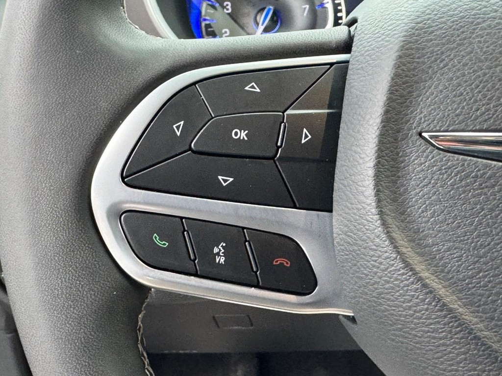 Chrysler Pacifica Vehicle Full-screen Gallery Image 16