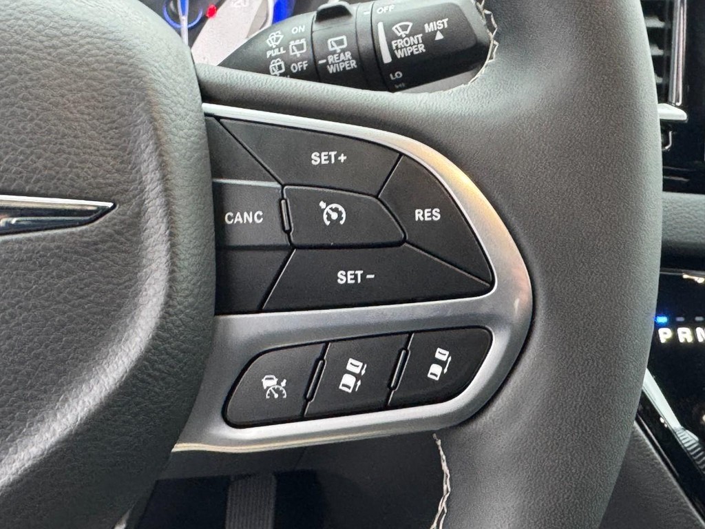 Chrysler Pacifica Vehicle Full-screen Gallery Image 17