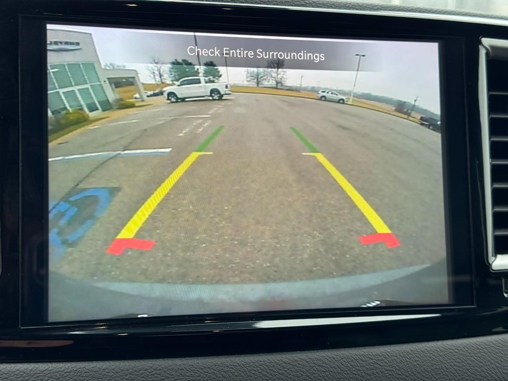 Chrysler Pacifica Vehicle Full-screen Gallery Image 19