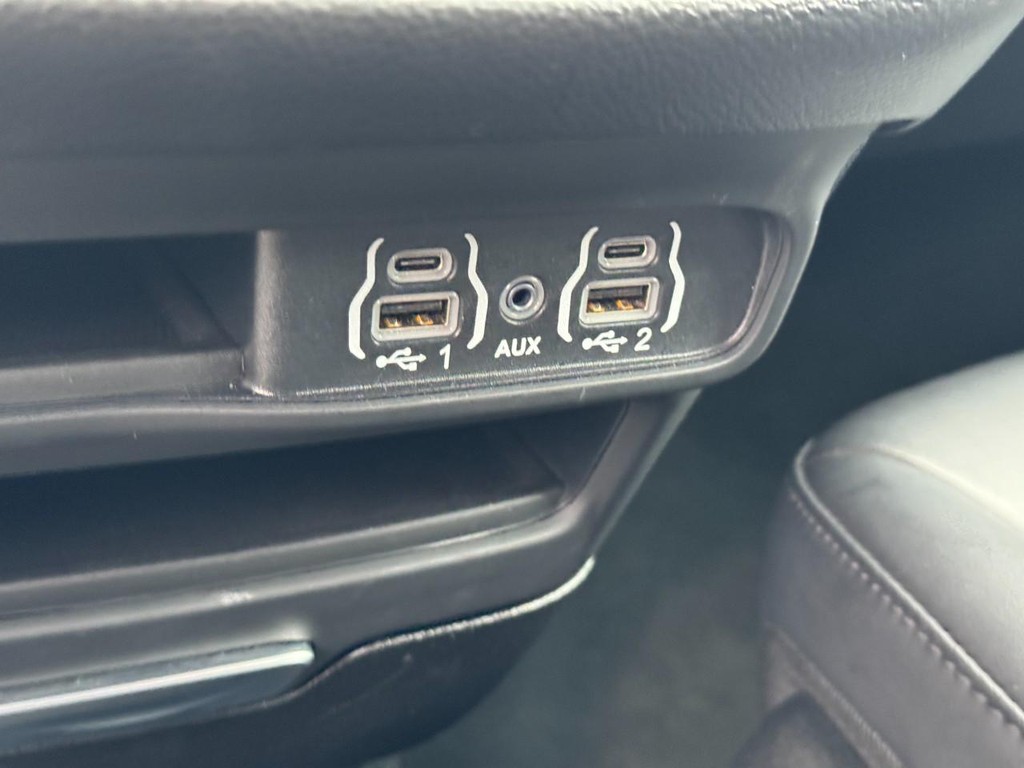 Chrysler Pacifica Vehicle Full-screen Gallery Image 20