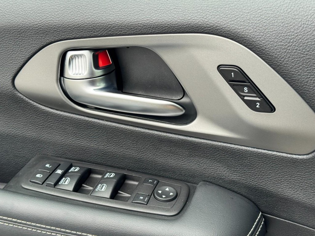 Chrysler Pacifica Vehicle Full-screen Gallery Image 21