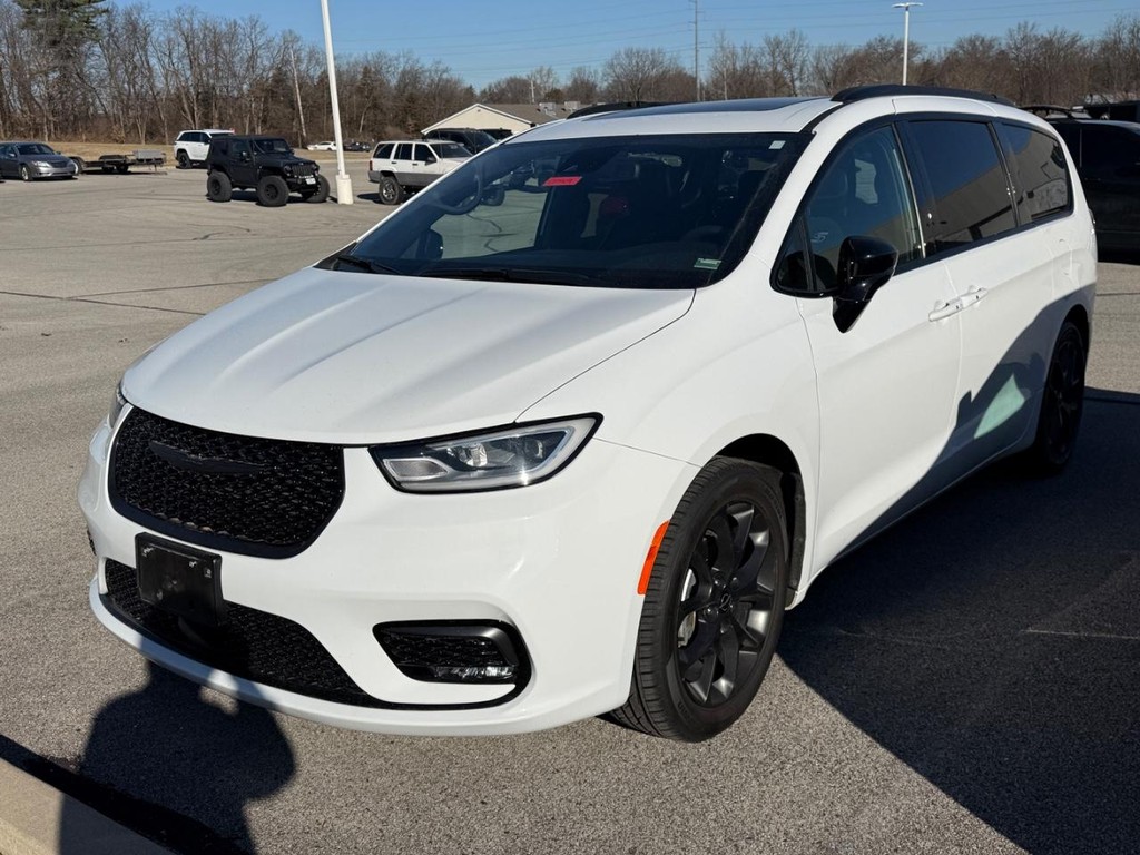 Chrysler Pacifica Vehicle Full-screen Gallery Image 02