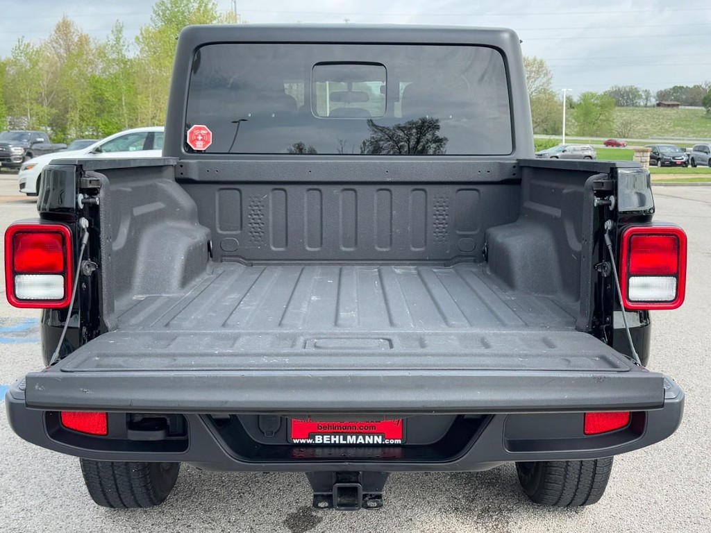 Jeep Gladiator Vehicle Full-screen Gallery Image 05