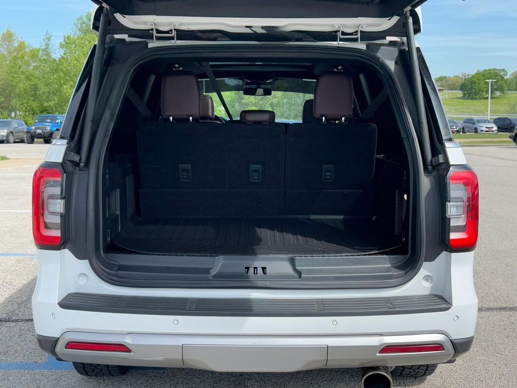 Ford Expedition Max Vehicle Full-screen Gallery Image 05