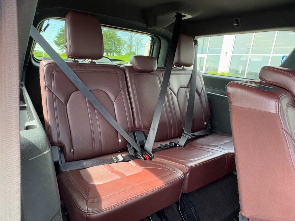 Ford Expedition Max Vehicle Full-screen Gallery Image 11