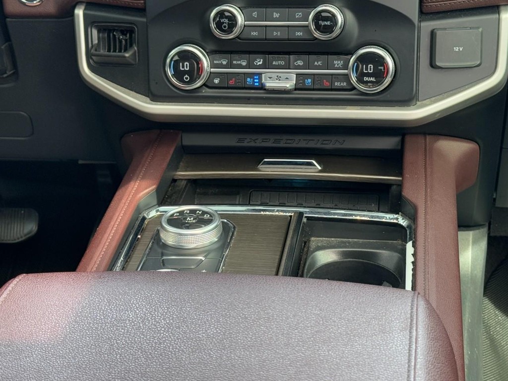 Ford Expedition Max Vehicle Full-screen Gallery Image 15