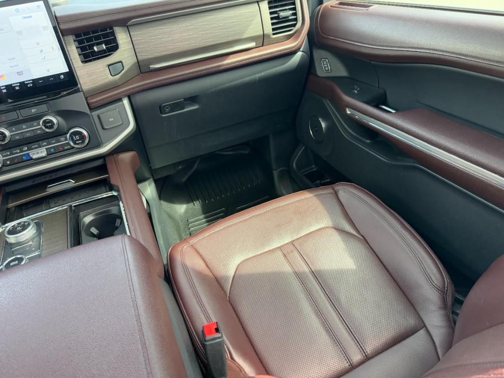 Ford Expedition Max Vehicle Full-screen Gallery Image 16