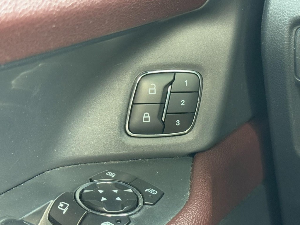 Ford Expedition Max Vehicle Full-screen Gallery Image 17