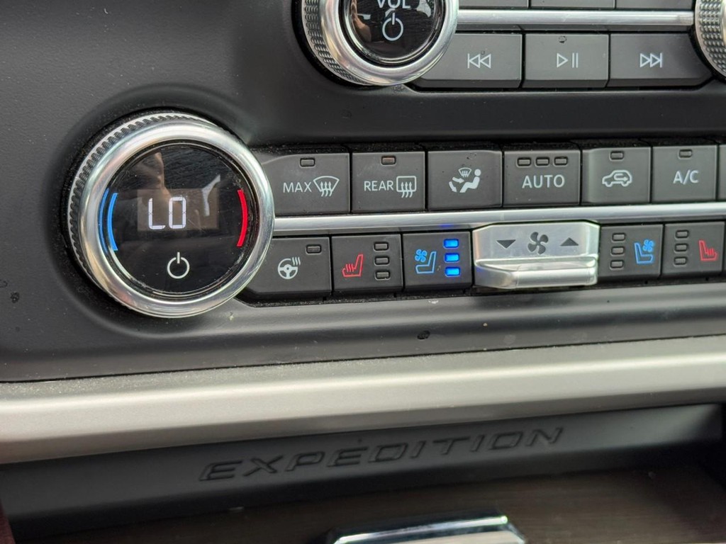 Ford Expedition Max Vehicle Full-screen Gallery Image 21