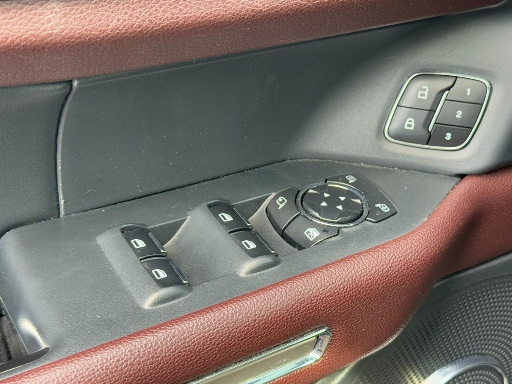 Ford Expedition Max Vehicle Full-screen Gallery Image 25
