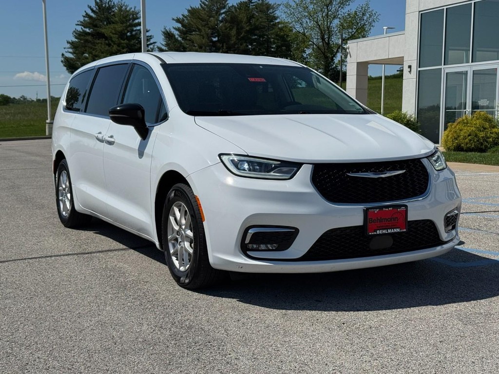 Chrysler Pacifica Vehicle Full-screen Gallery Image 02